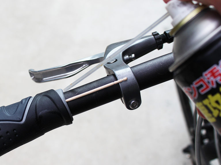 自転車のグリップを簡単に外す方法